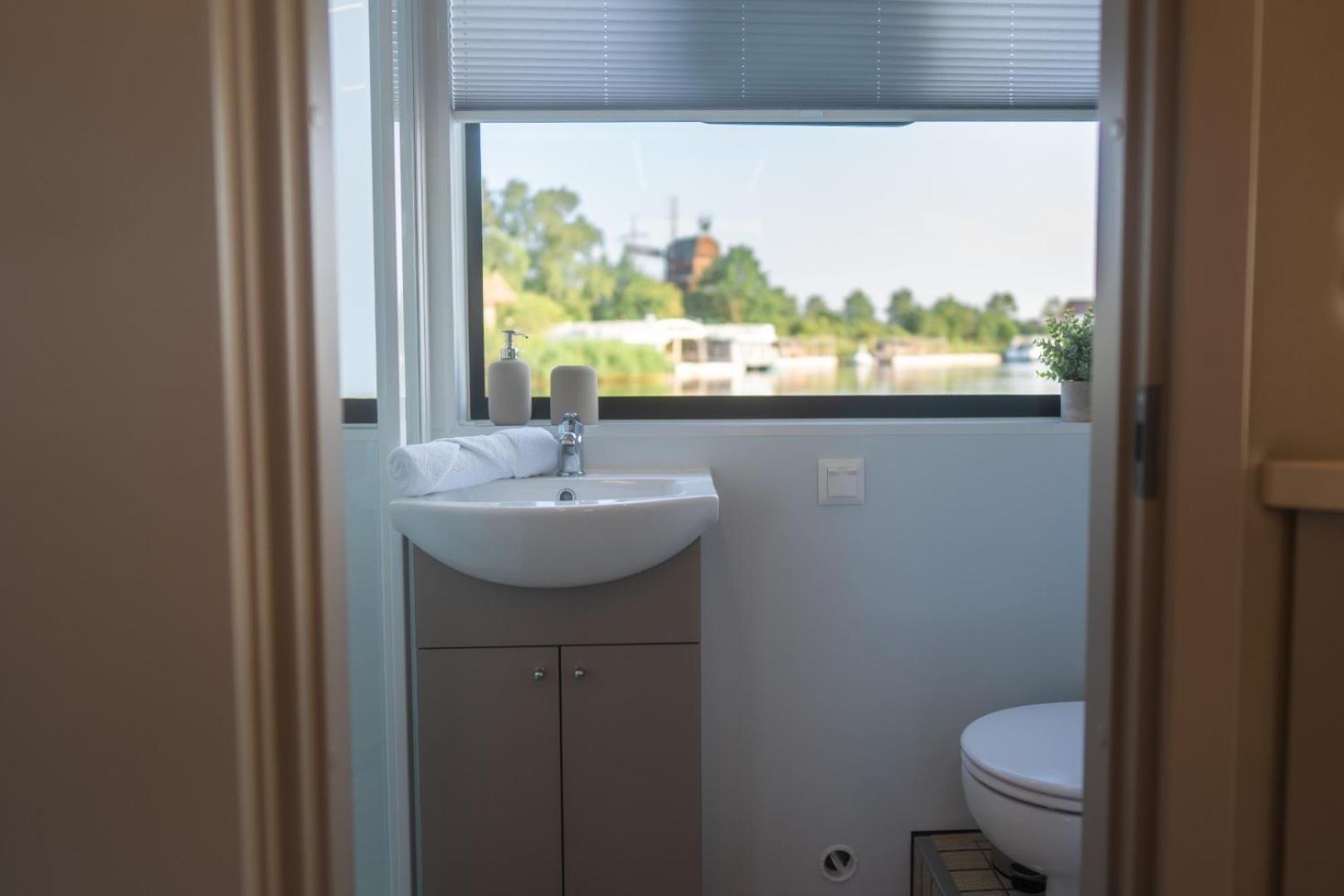 Lieblingsplatz Parey - Schwimmendes Living Luxboot Hotell Eksteriør bilde