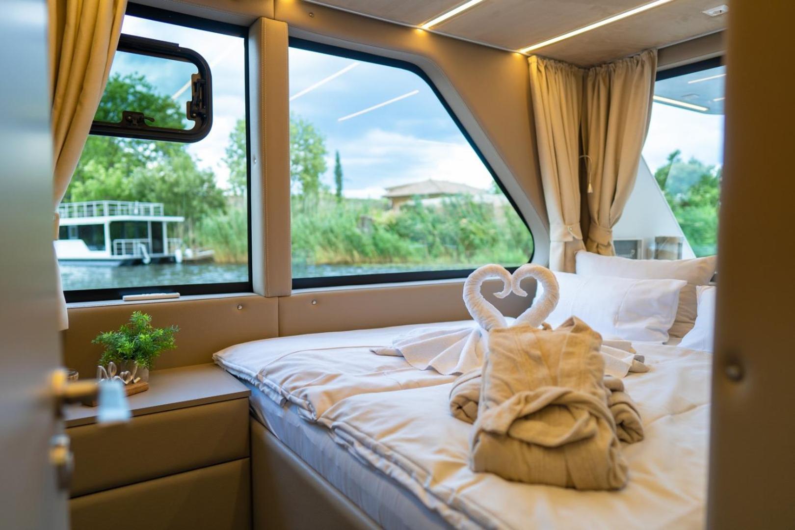 Lieblingsplatz Parey - Schwimmendes Living Luxboot Hotell Eksteriør bilde